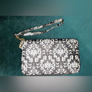 Black and White Print Wristlet - great condition!